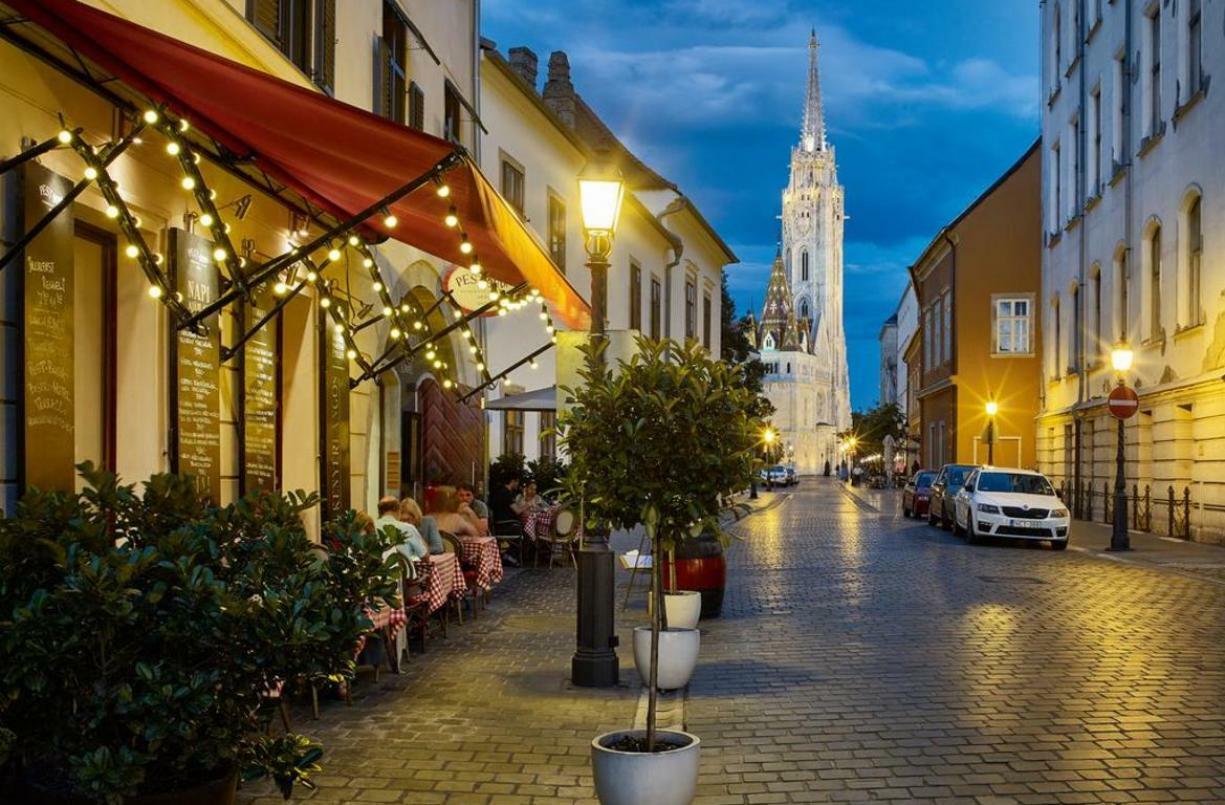 Hotels close to Budapest - unique design boutique hotel in the Castle District